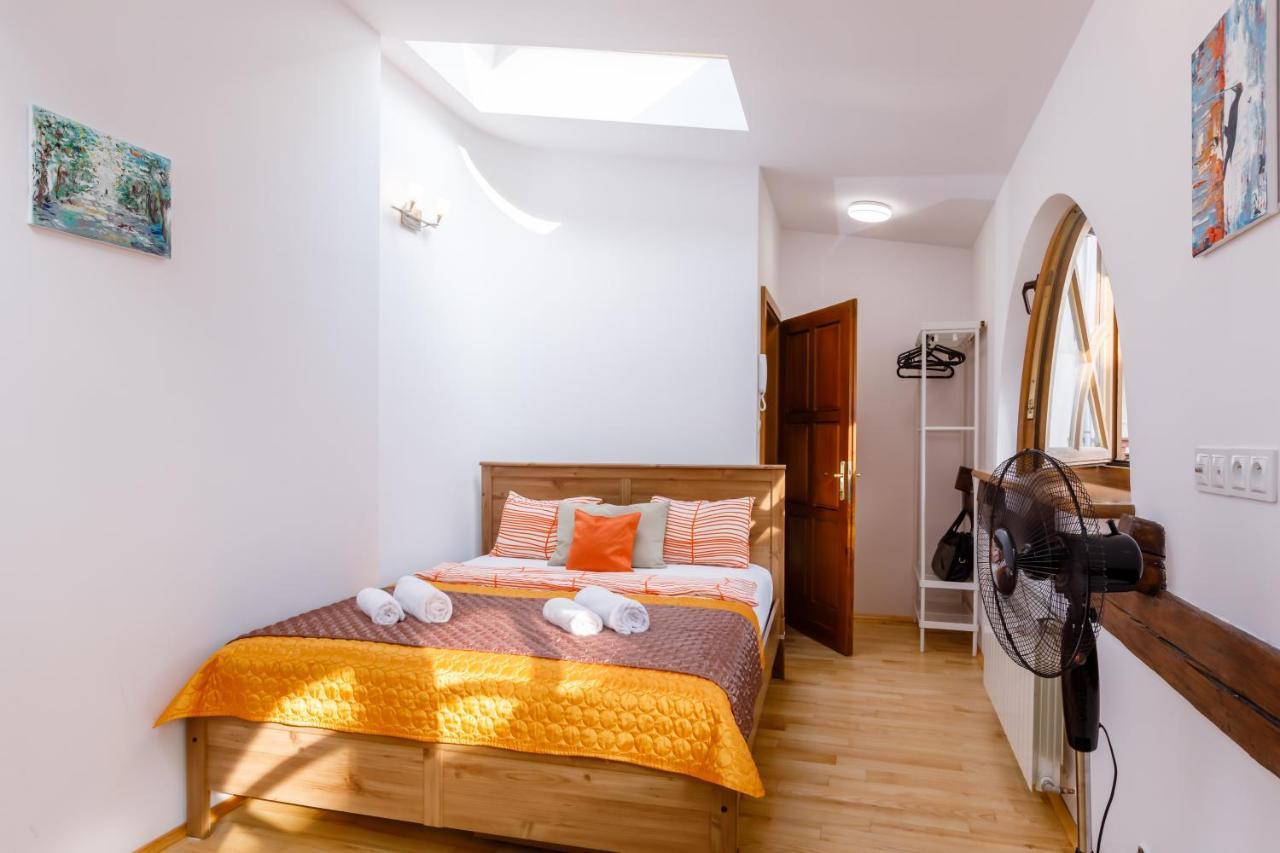 Ok Main Square Apartments Krakow Luaran gambar